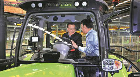 Li gets close look at China-made tractor